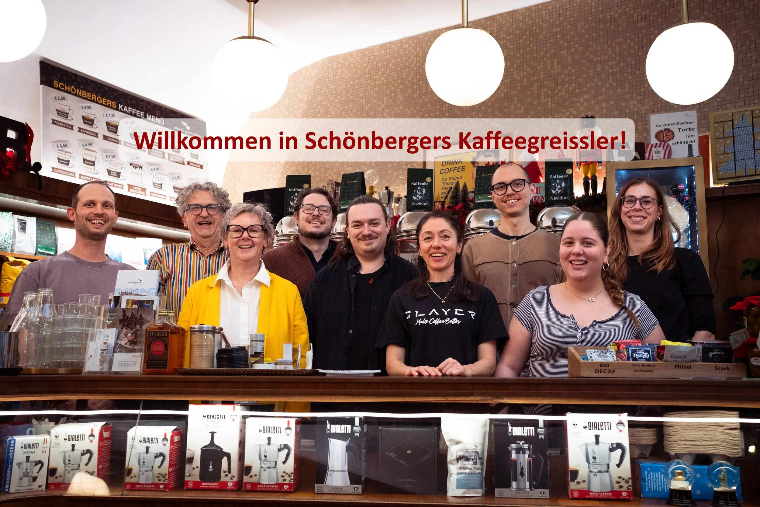 Teamfoto Willkommen in Schönbergers Kaffeegreissler.jpg