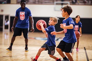 Basketball_drive_to_hoop.jpg