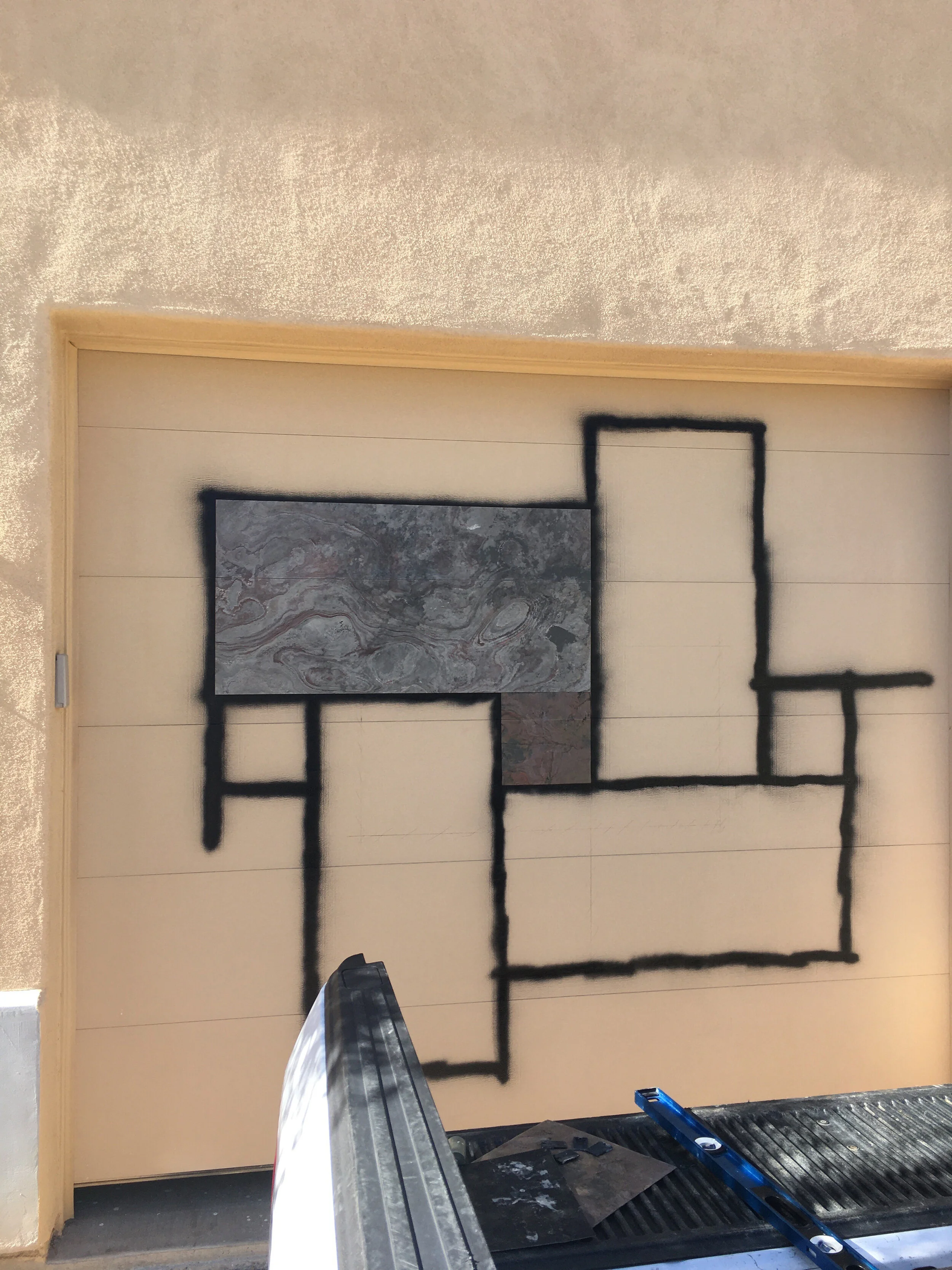  Laying out the TXTR-LITE Flexible Stone Veneer pattern. 