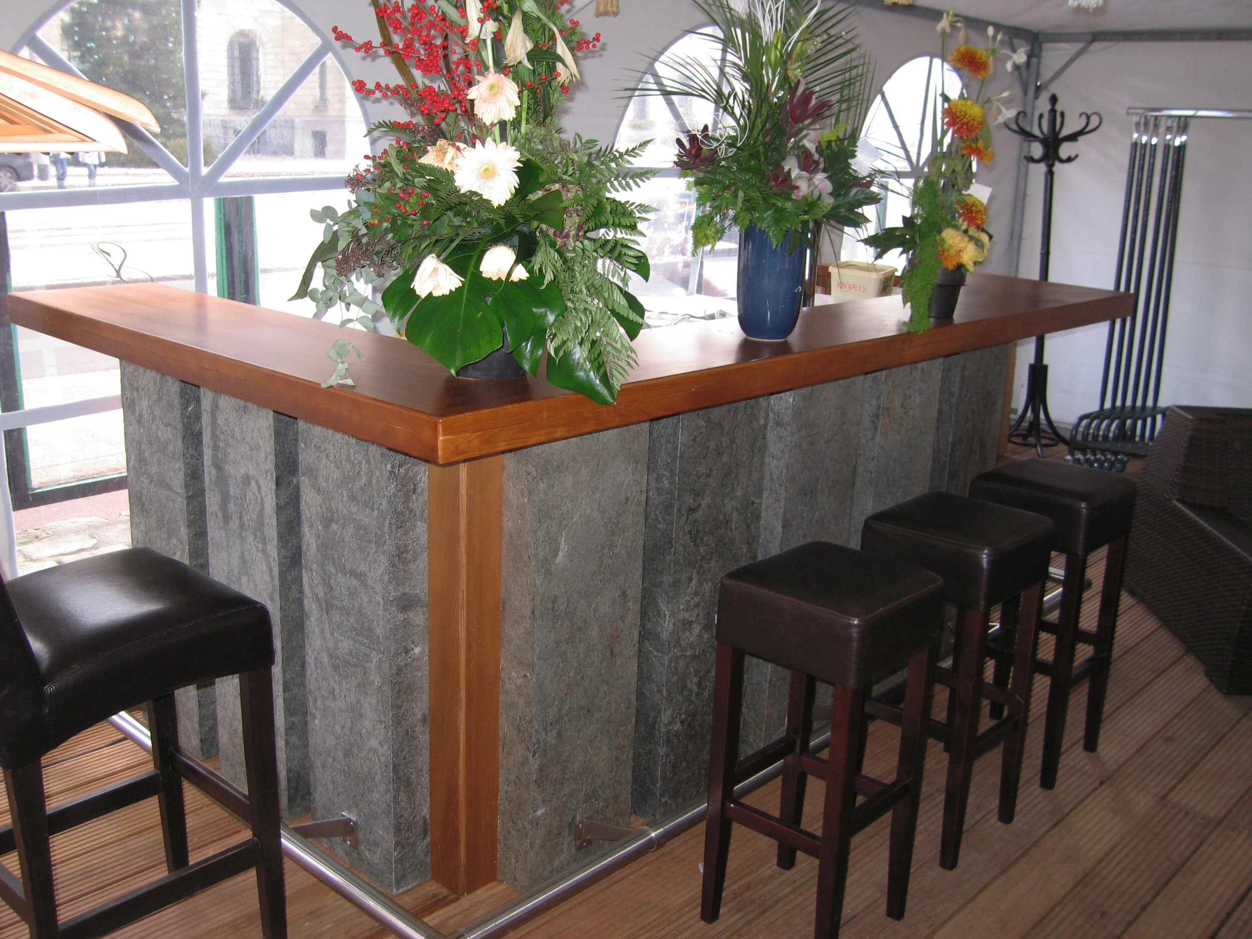  Silver Shine TXTR-LITE Flexible Stone Veneer Bar Surround 