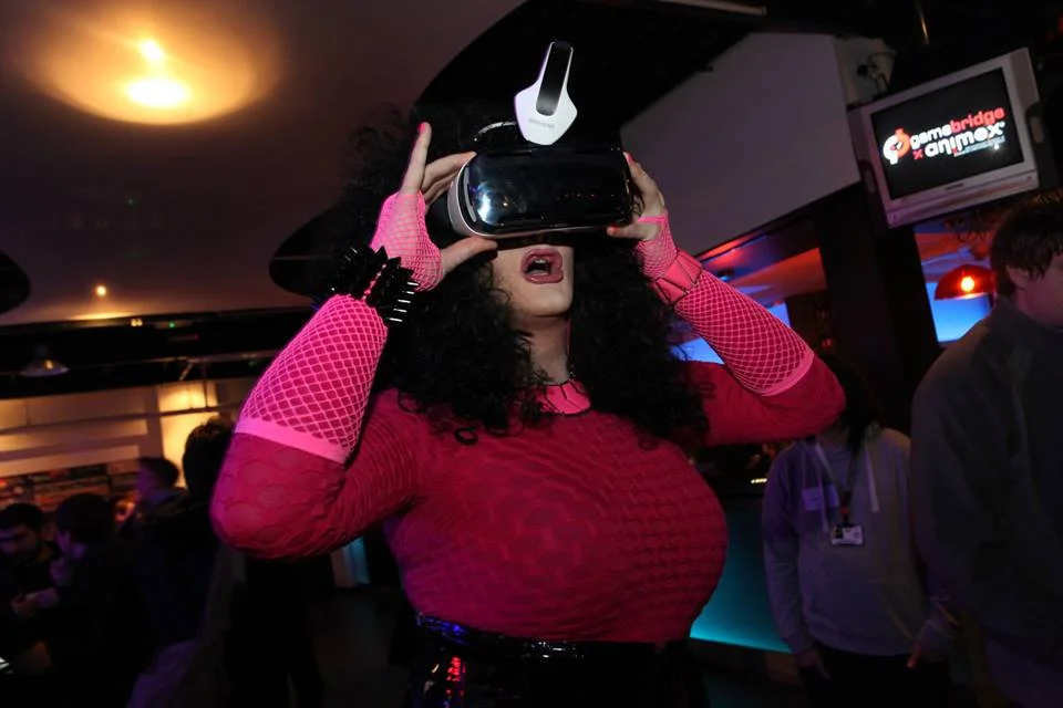 Kitty tries VR