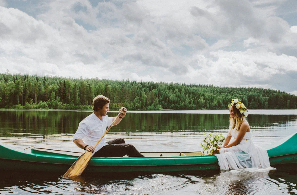 Bröllopsbilder i kanot Norrland