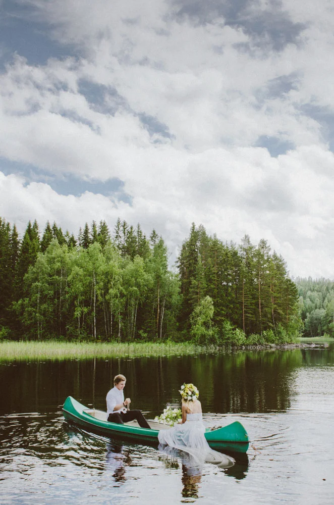 Bröllopsbilder i kanot fotograferade i Norrland
