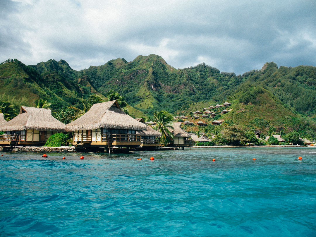 bungalow vid havet Moorea island Tahiti Franska polynesien