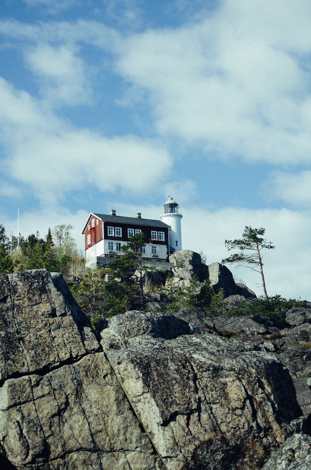 Bo i Högbondens fyr som är ett vandrarhem vid Höga kusten i Norrlands skärgård.
