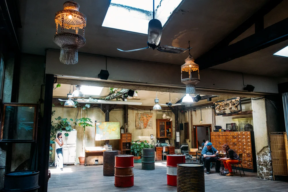 Baren Le Comptoir Général är Paris bästa bar och är ett tips till dig som letar efter något udda och annorlunda.