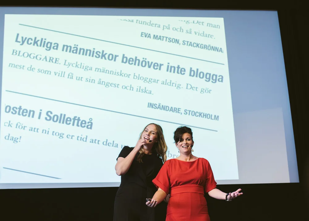 Clara Lidström och Annakarin Nyberg framför en otroligt korkad insändare.