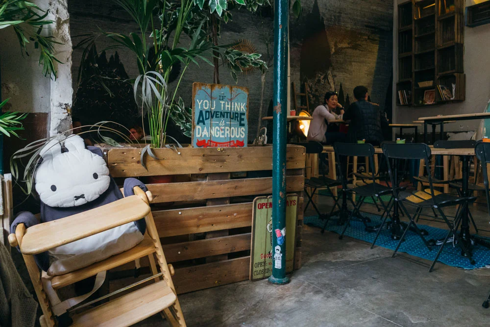 L’Improbable Café som är ett annorlunda och mysigt café i stadsdelen Le Marais i Paris.