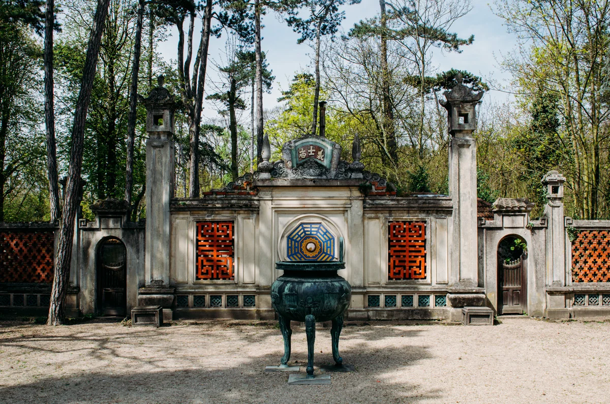 Övergivna hus i Jardin d'Agronomie Tropicale som ligger i parken Bois de Vincennes utanför Paris