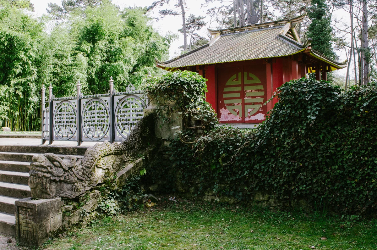 Övergivna hus i Jardin d'Agronomie Tropicale som ligger i parken Bois de Vincennes utanför Paris