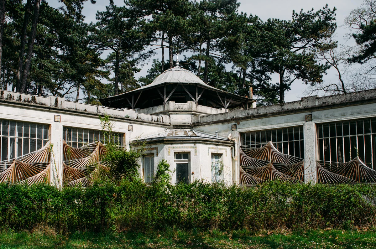 Övergivna hus i Jardin d'Agronomie Tropicale som ligger i parken Bois de Vincennes utanför Paris