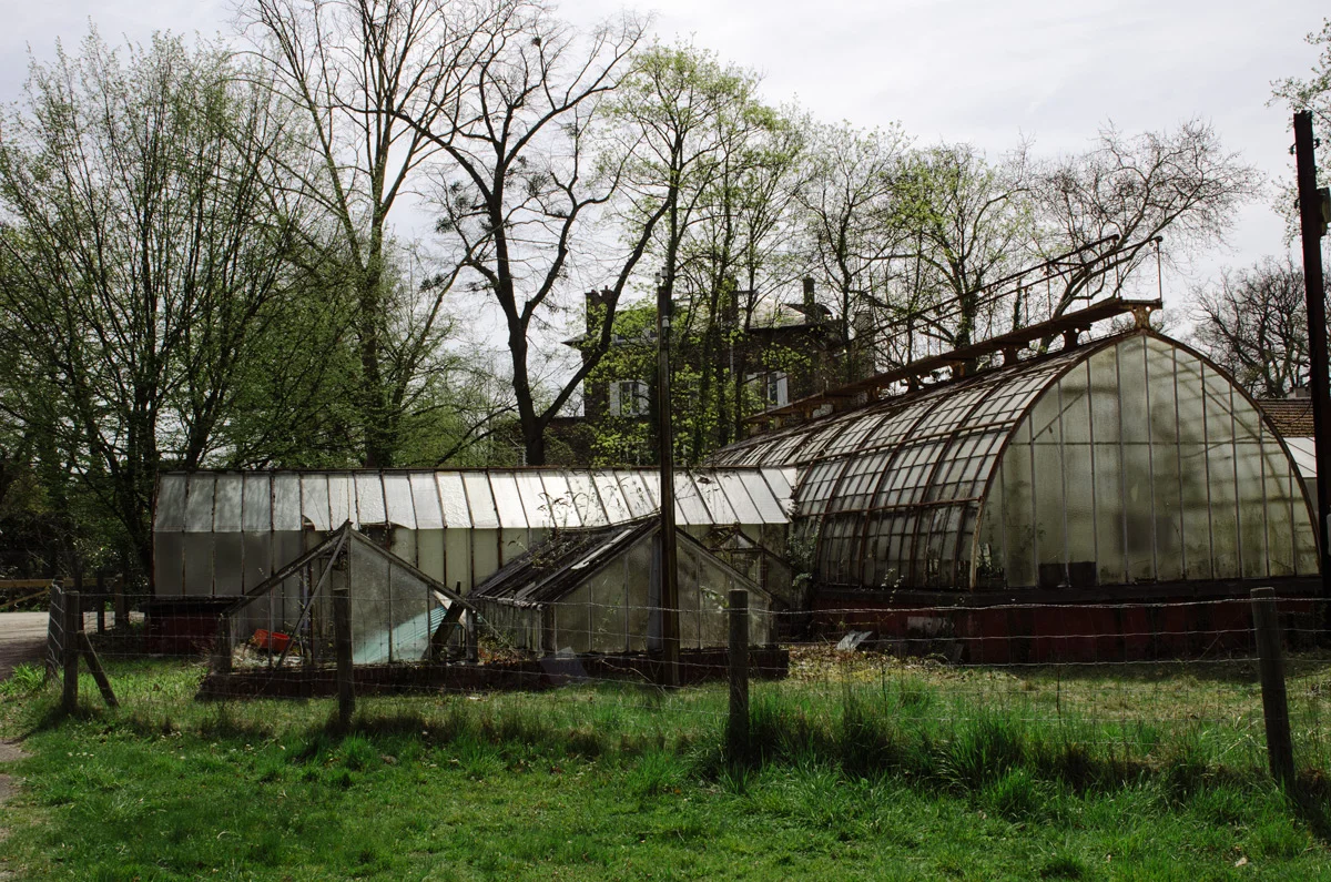 Övergivna hus i Jardin d'Agronomie Tropicale som ligger i parken Bois de Vincennes utanför Paris