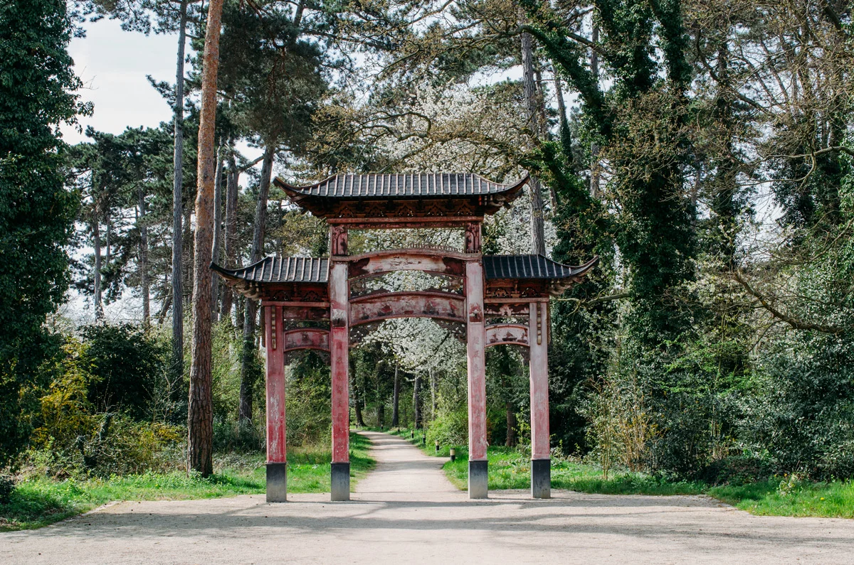Övergivna hus i Jardin d'Agronomie Tropicale som ligger i parken Bois de Vincennes utanför Paris