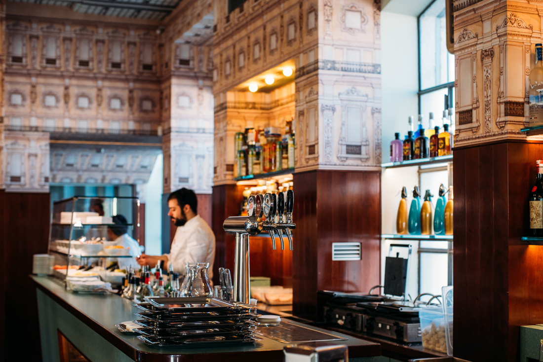Bar Luce designad av Wes Anderson i Milano cafe och bar guide
