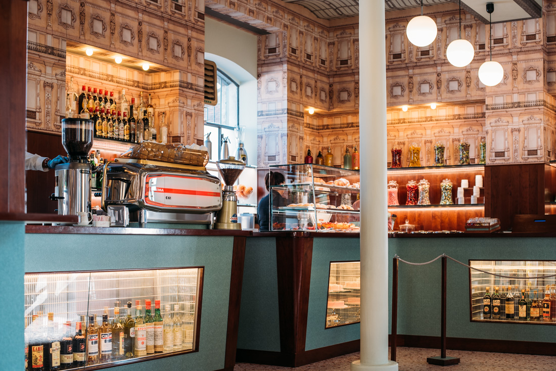 Bar Luce designad av Wes Anderson i Milano cafe och bar guide