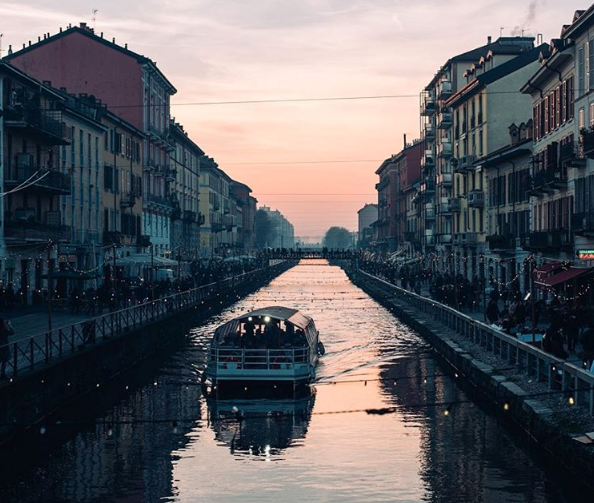 Solnedgång i Navigli Milano Italien