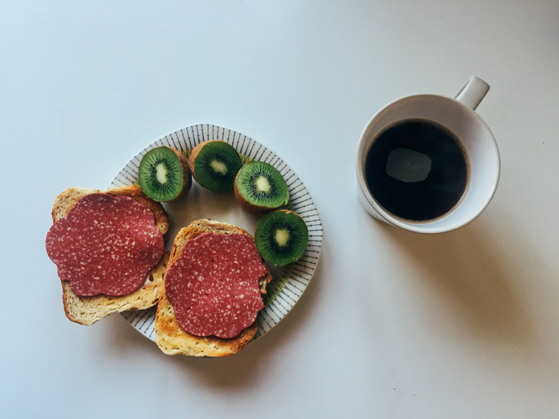 Frukost veganskt pålägg kiwi och kaffe