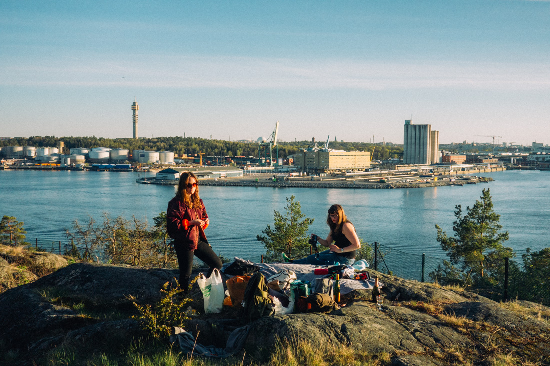 Elsa Soläng och Katarina Wohlfart grillar på klipporna på Lidingö