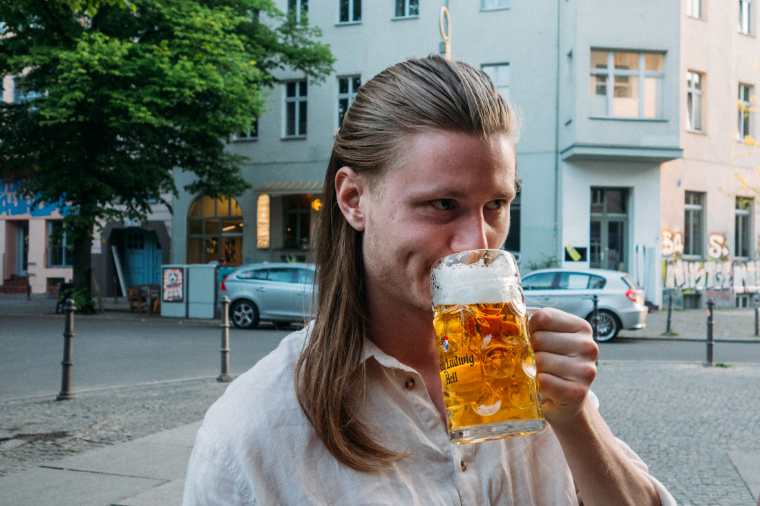 Dricka öl i Kreuzberg Berlin