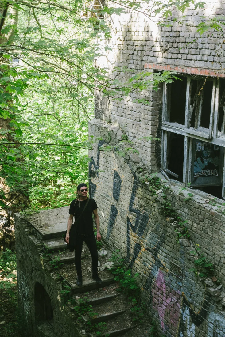 Jaari vid övergivet hus i Berlin