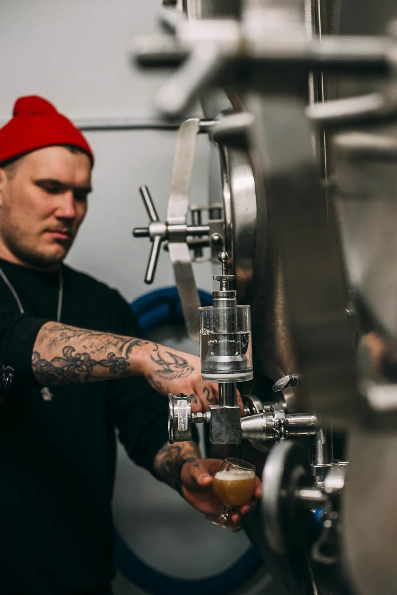 Bar och microbryggeri av öl Alkimikis i Riga