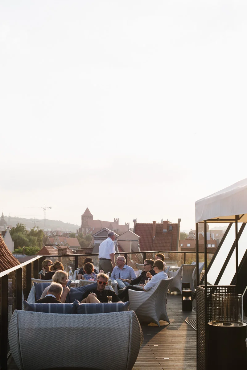 Hilton hotells takterrass i en guide till restauranger och barer i Gdansk som du kan besöka under en weekend.