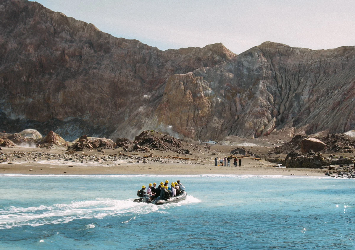 Tips på saker att göra på Nya Zeeland norra ö, besök den aktiva vulkanen White island och se delfiner från båten.