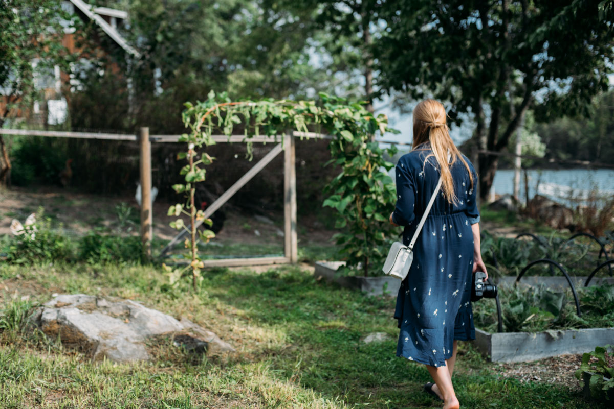 elin kero bakom bloggen nevnarien i köksträdgården på ön lindö under summer workation med influencers of sweden