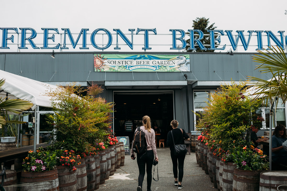 dricka öl på bryggeriet fremont brewing i seattle
