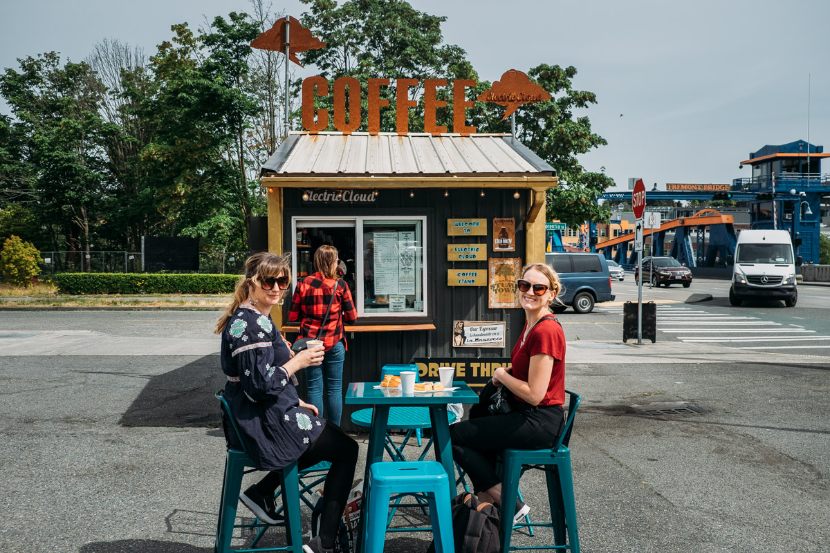 kaffe på electric cloud vid fremont bridge