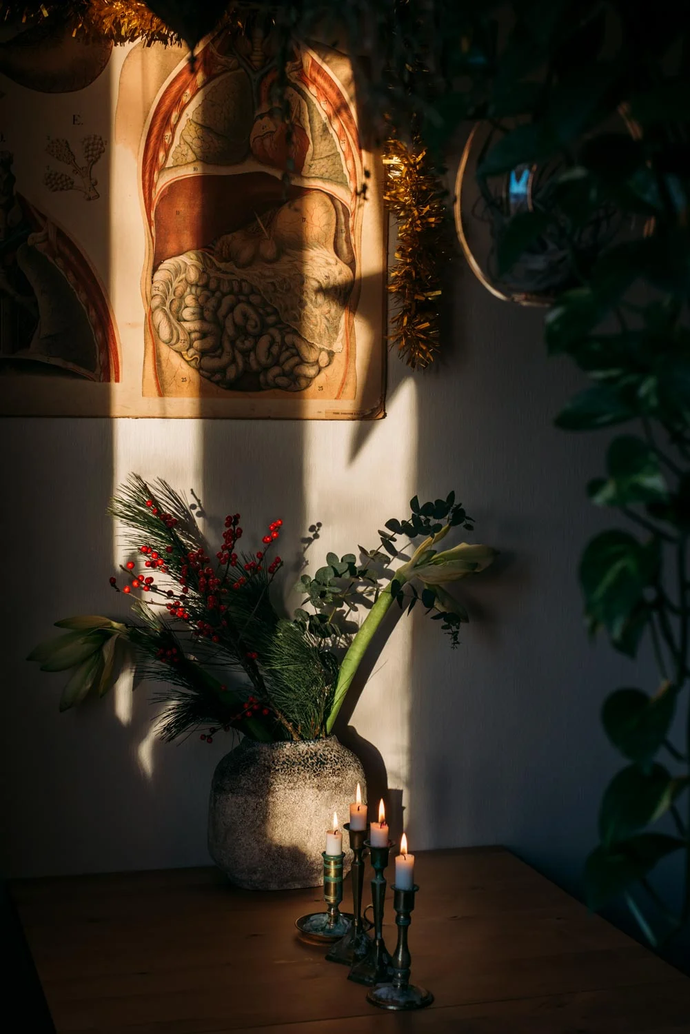 juldekorationer med adventsljusstake och blombukett