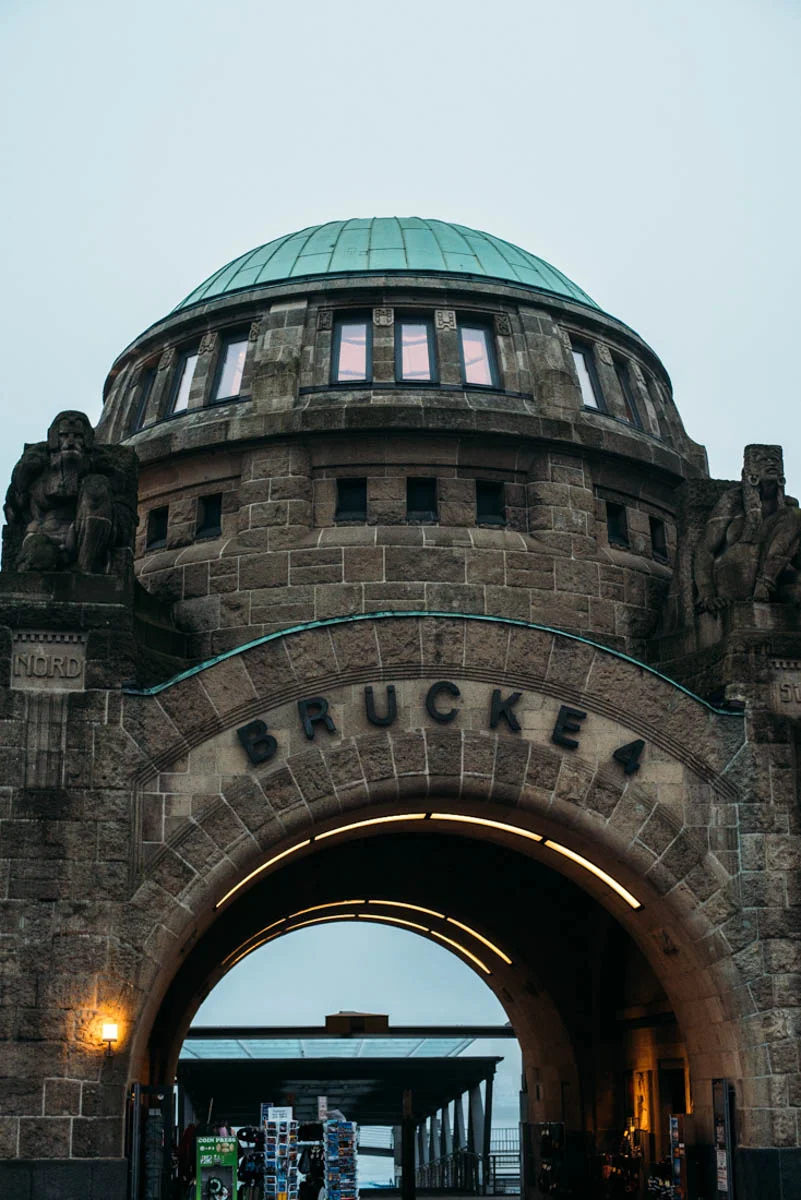 Båttur genom dimmiga hamnen i Hamburg