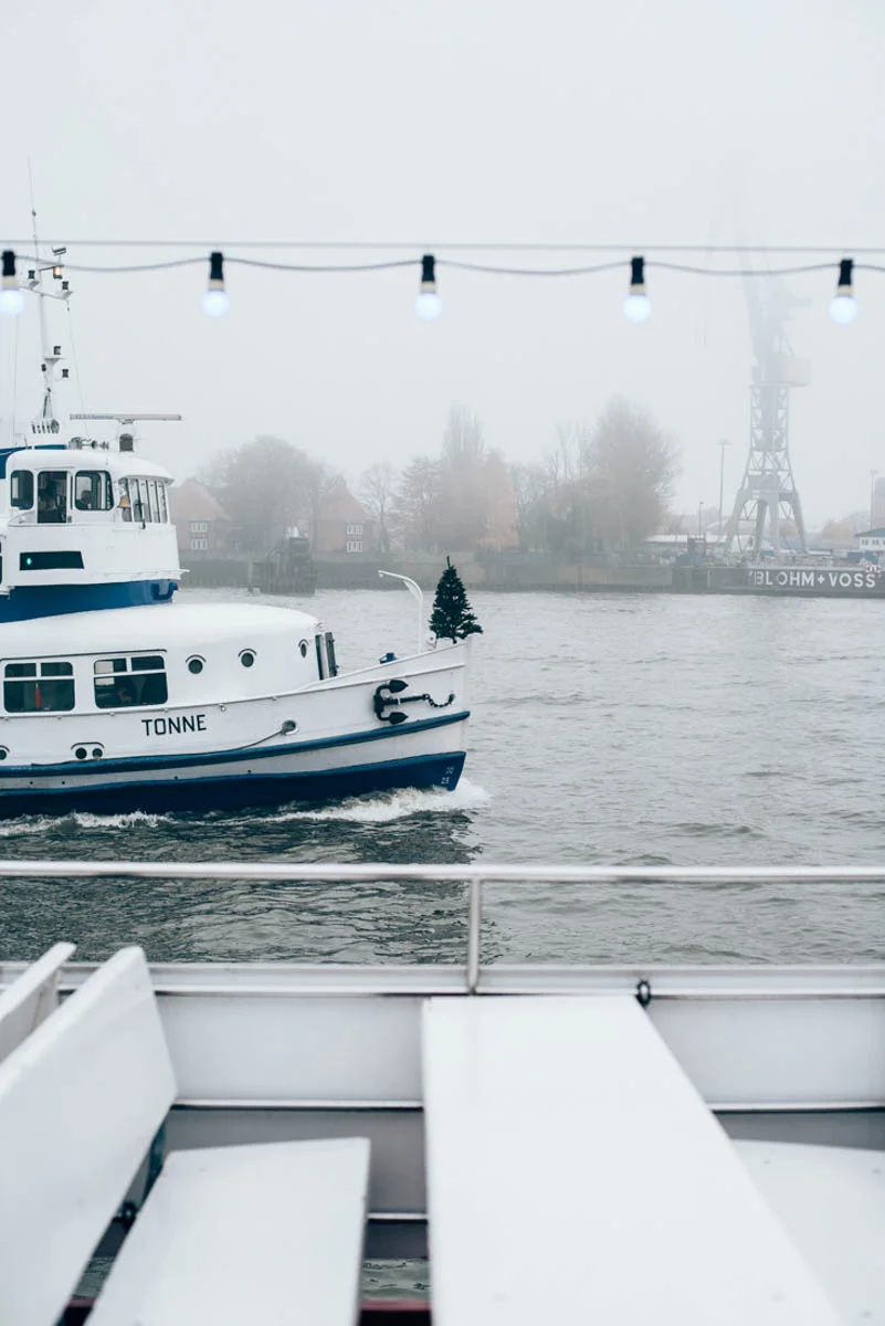 Båttur genom dimmiga hamnen i Hamburg