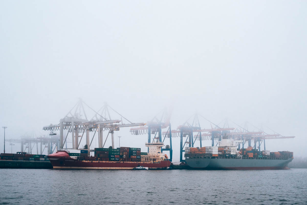 Båttur genom dimmiga hamnen i Hamburg
