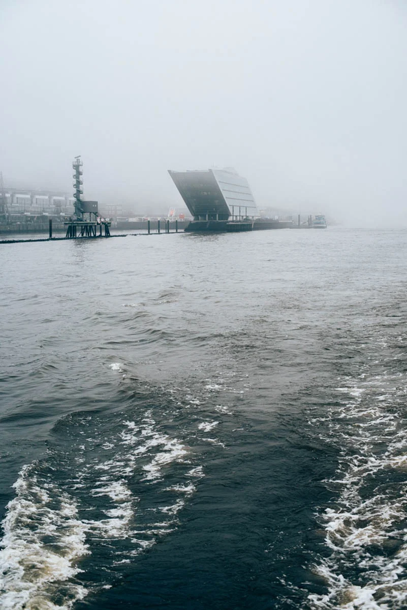 Båttur genom dimmiga hamnen i Hamburg