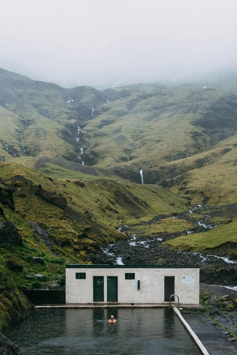 Bada i den gömda poolen Seljavallalaug på Island