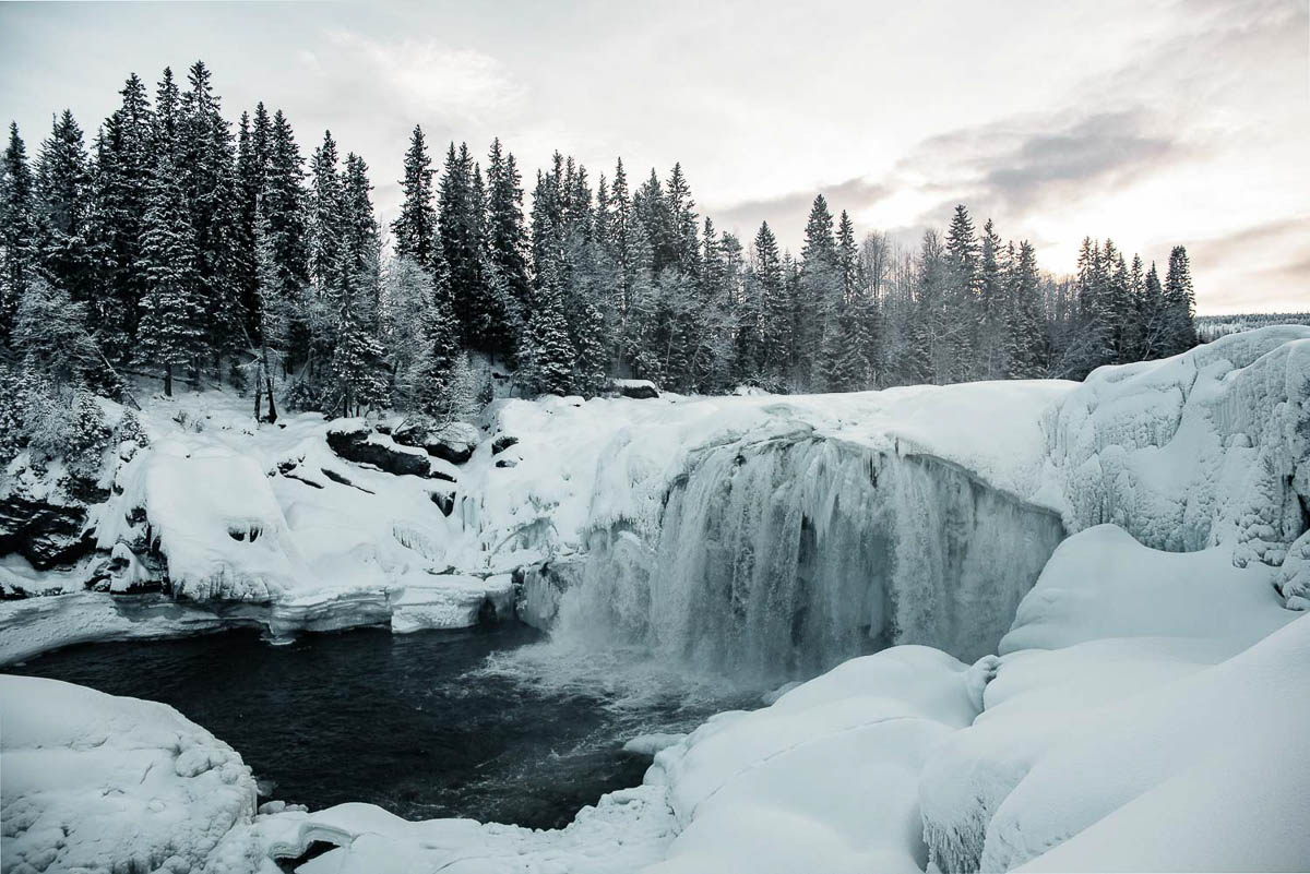 Gör en utflykt från Åre och vandra på det frusna Ristafallet i Jämtland
