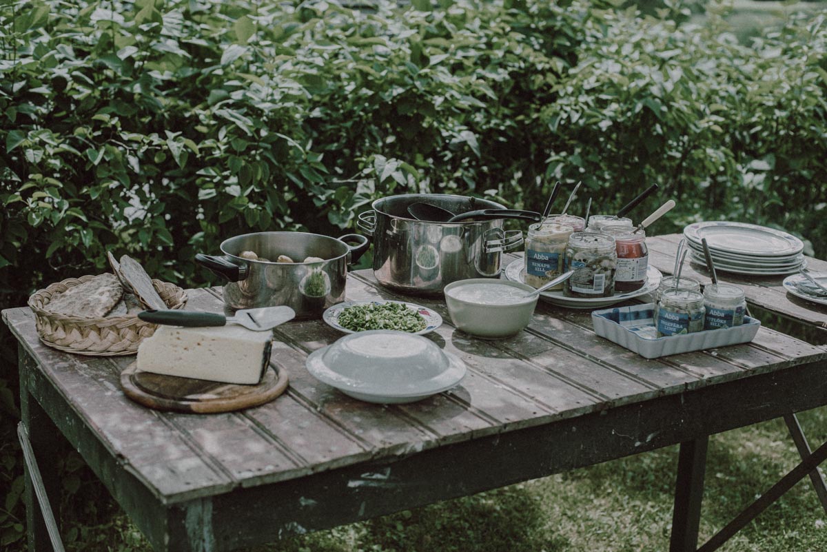 midsommarlunch med snaps, sill och potatis