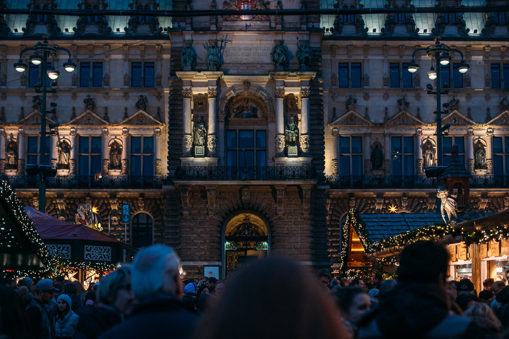 Besök Rathausmarkt är ett tips i guiden till Hamburgs 4 bästa julmarknader.