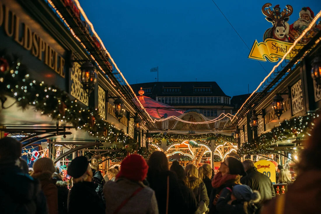 Besök Rathausmarkt är ett tips i guiden till Hamburgs 4 bästa julmarknader.