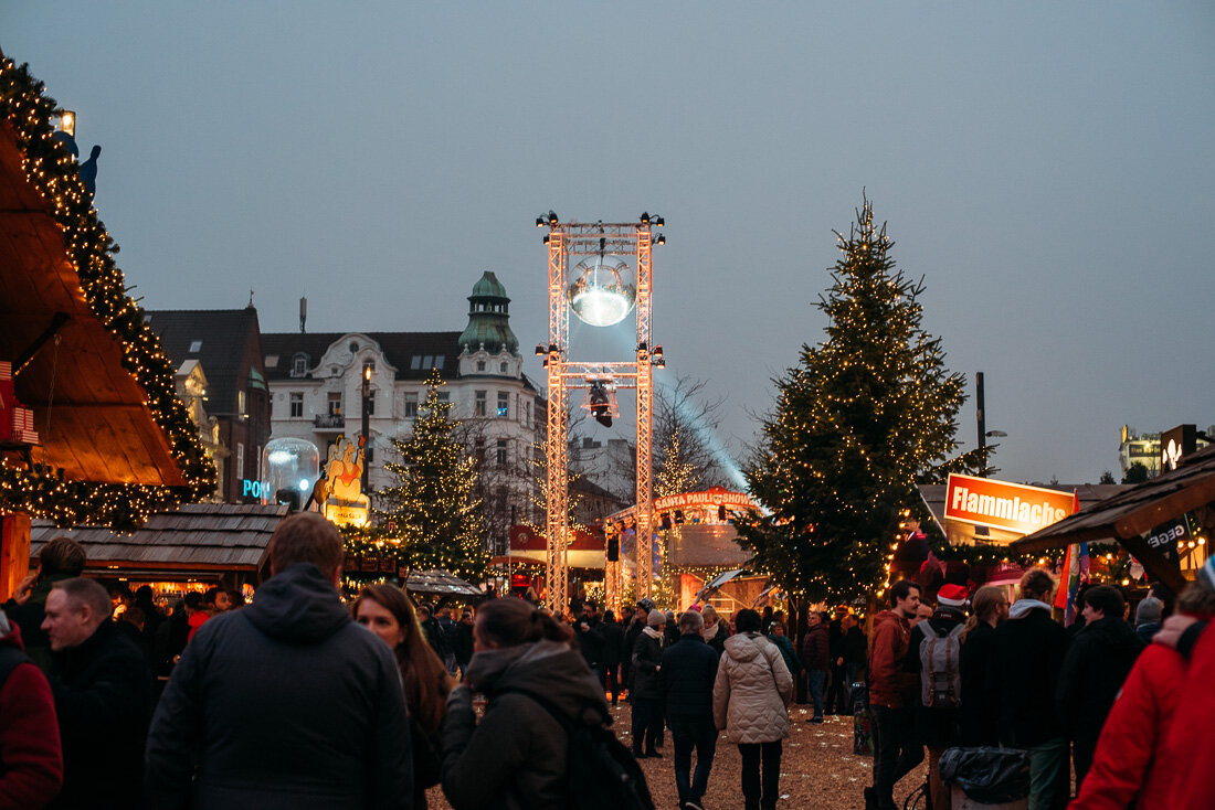 Besök roliga och annorlunda julmarknaden Santa Pauli som är ett tips i guiden till Hamburgs 4 bästa julmarknader.