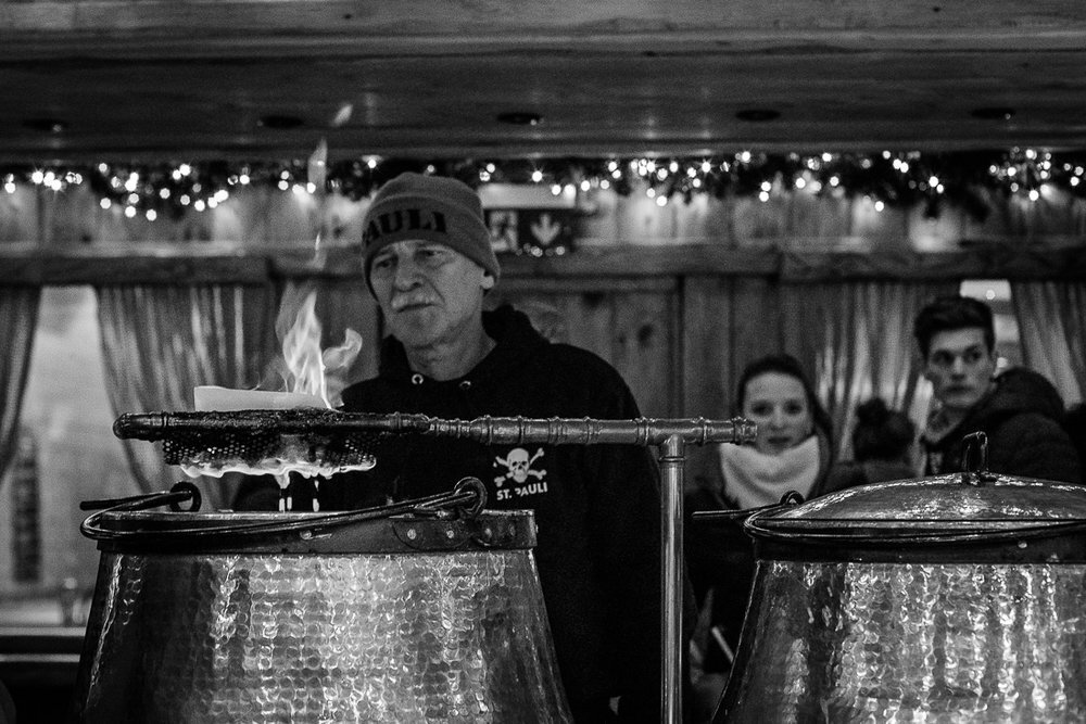 Besök roliga och annorlunda julmarknaden Santa Pauli som är ett tips i guiden till Hamburgs 4 bästa julmarknader.