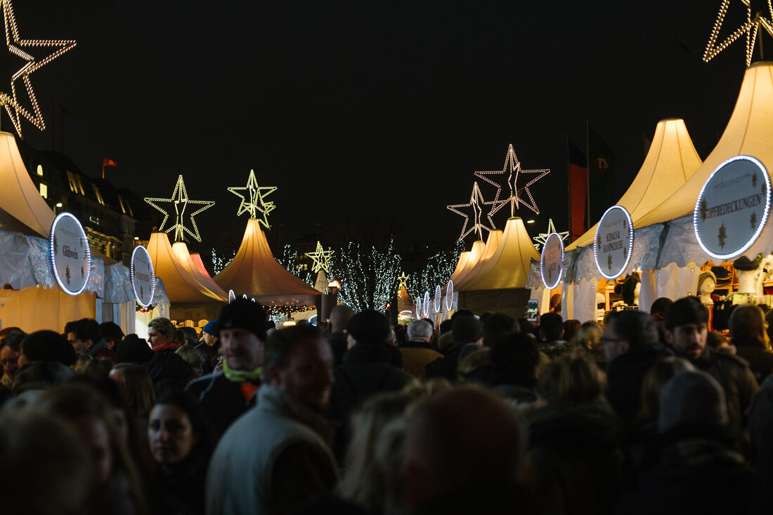 Besök mysiga julmarknaden white magic som är ett tips i guiden till Hamburgs 4 bästa julmarknader.