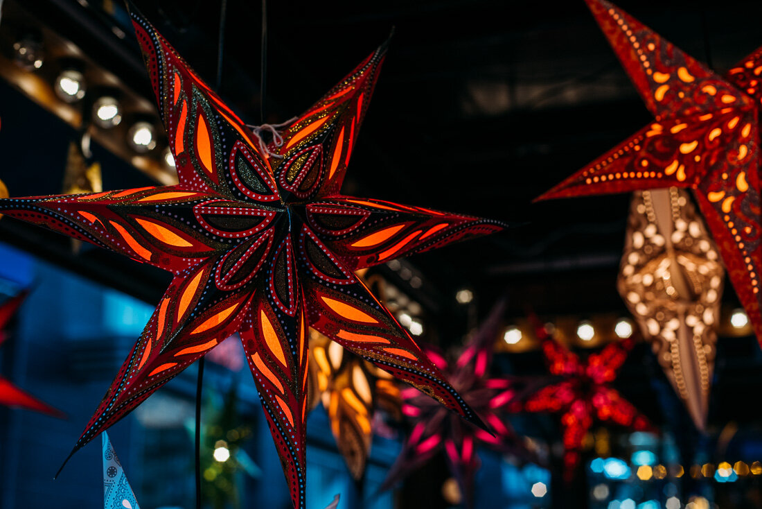 Besök magiska julmarknaden i området runt Gerhard-Hauptmannplatz som är ett tips i guiden till Hamburgs 4 bästa julmarknader.
