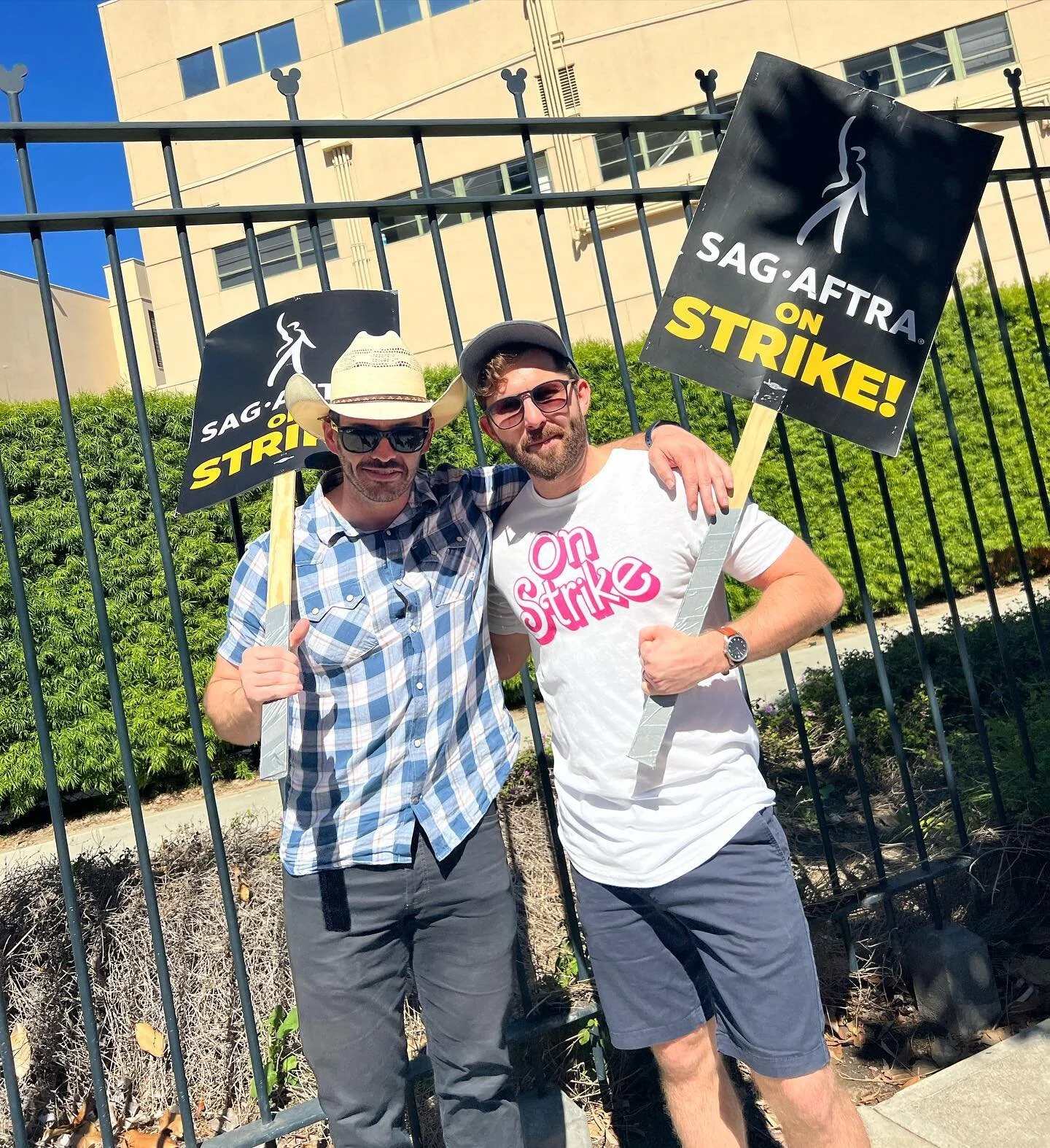 Still out here waiting for that fair deal 🪧

With @coltbrownactual and @itsdayeannehutton 

#sagaftrastrong #sagaftrastrike @sagaftra