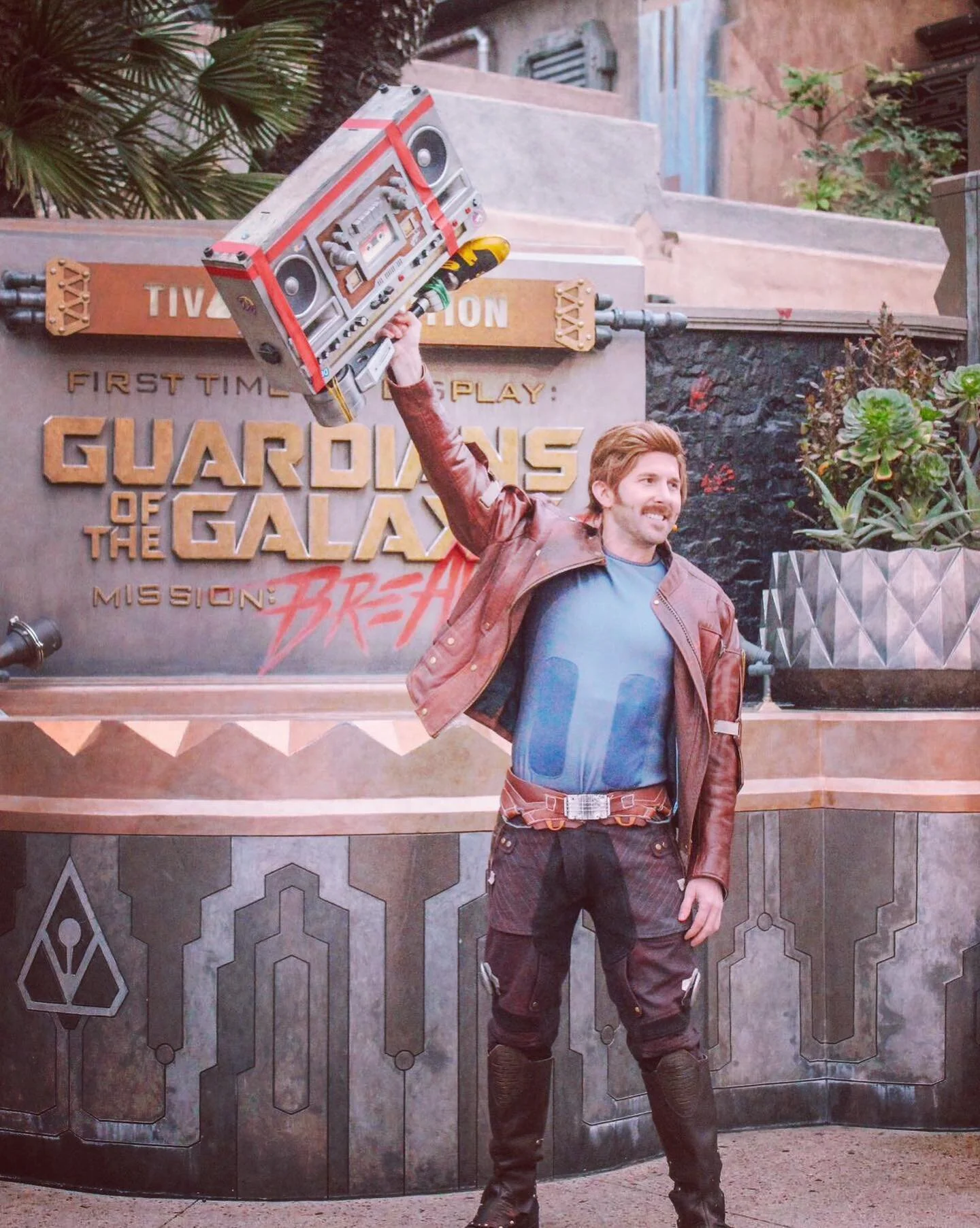 🎶I&rsquo;m hooked on a feeling🎶

#guardiansofthegalaxy #starlord #disneyland #avengerscampus #gamora  #guardiansofthegalaxyvol3 

📸 by @happywithphotos @happywithhannah