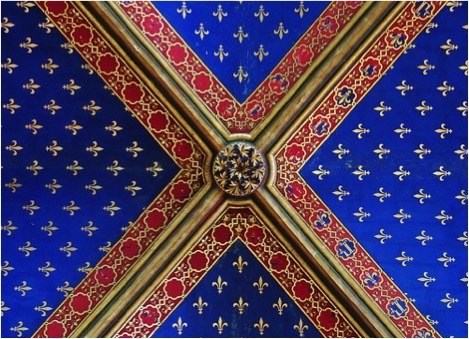 Fusion of heraldic imagery into the ceiling decoration 