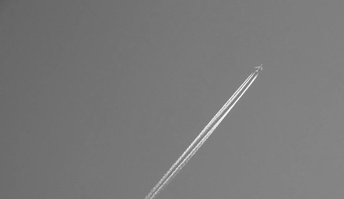 contrailBWb.jpg