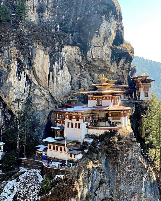 Bhutan // The Land of the Thunder Dragon 🇧🇹
.
Good friends and great hikes to monasteries, prayer wheels, prayer flags, beautiful people and beautiful countryside.
.
The Paro Taktsang Tiger&rsquo;s Nest monastery /// Prayer wheel in Thimphu /// The