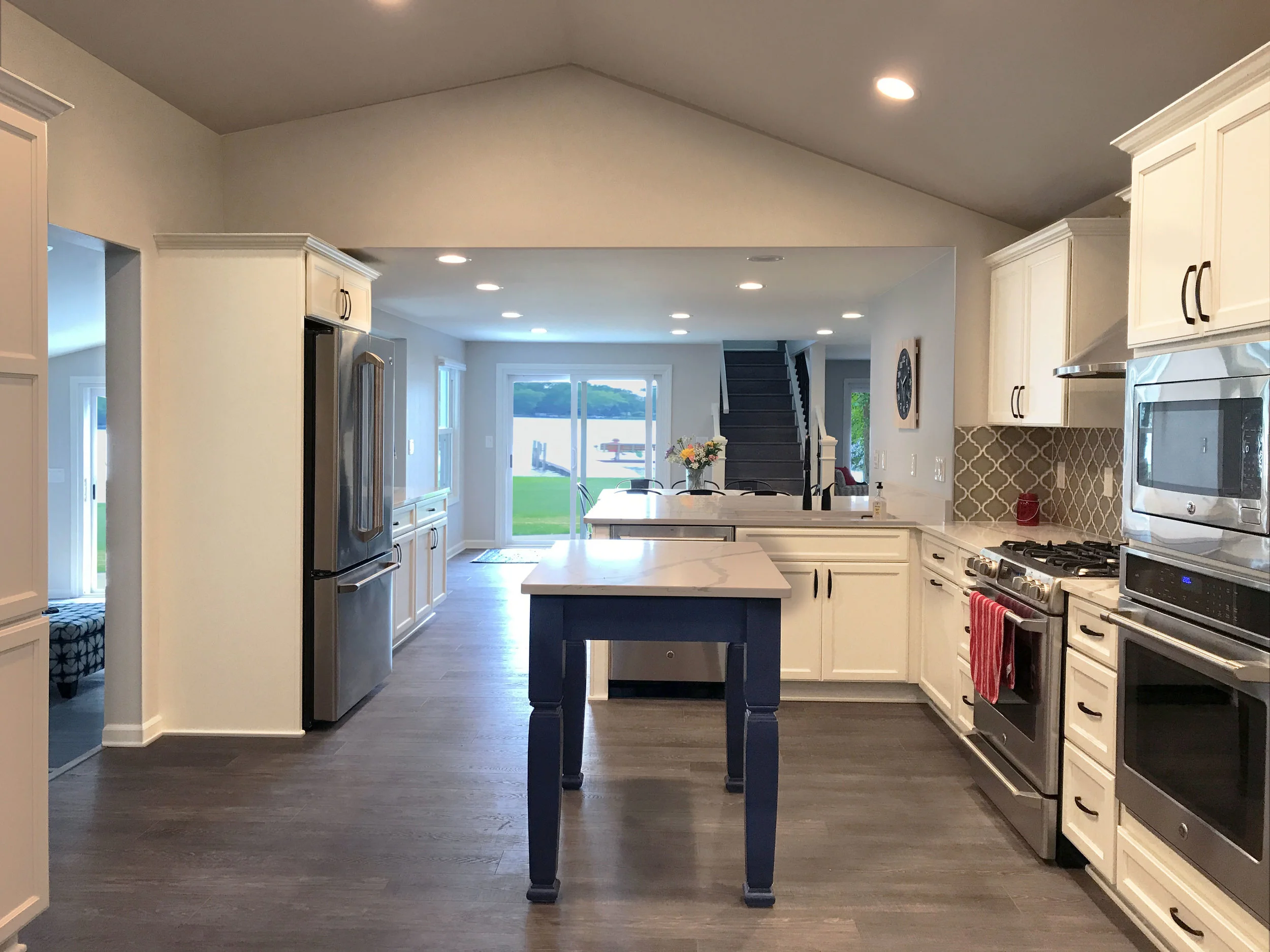 JZID-Pretty-Lake-Kitchen-with-Lake-View.jpg
